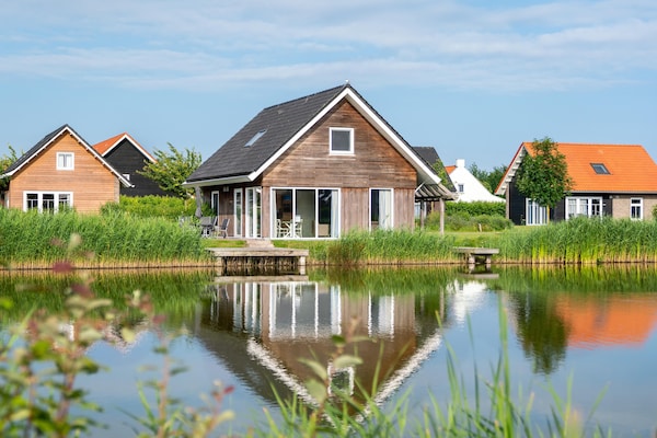 Vrijstaand vakantiehuis aan het water in Nieuwvliet, 700m van strand - thumbnail 1