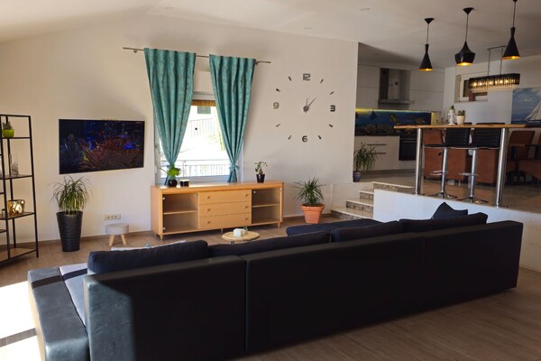 Zonovergoten vakantiehuis met jacuzzi en tuin op 2,5 km van het strand van Omiš - thumbnail 1