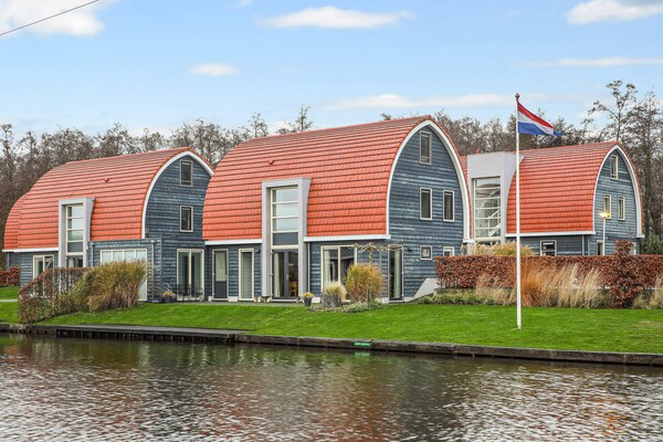 Luxe vakantiehuis met privé zwembad aan water op Waterpark De Bloemert - thumbnail 1