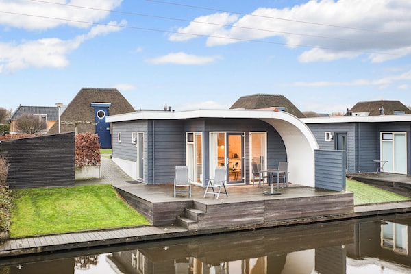 Luxe watervilla met sauna en aanlegsteiger aan het Zuidlaardermeer - thumbnail 1