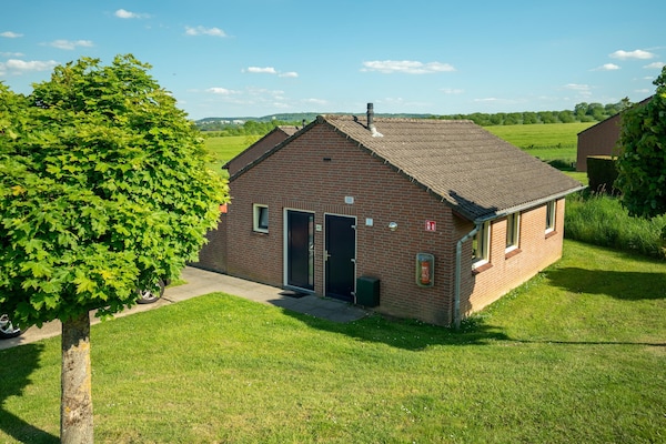Knusse vrijstaande bungalow in bosrijk Zuid-Limburg met golfbaan - thumbnail 1
