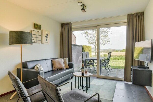 Vrijstaand vakantiehuis in bosrijk Zuid-Limburg met golfbaan - thumbnail 2