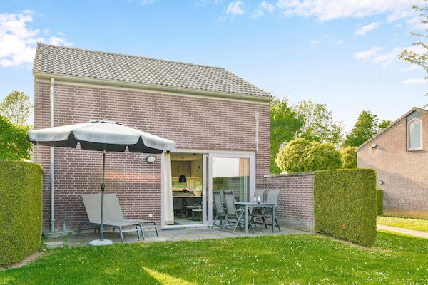 Vrijstaand vakantiehuis in bosrijk Zuid-Limburg met golfbaan - thumbnail 1