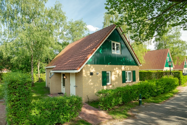 Vrijstaand vakantiehuis op groen park, nabij bos en golfbaan - thumbnail 1