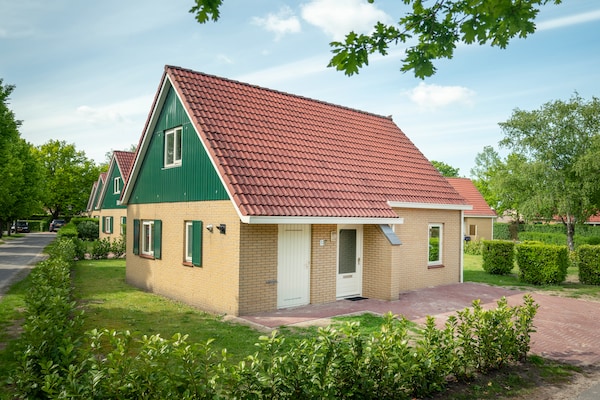 Vrijstaand vakantiehuis met sauna op groen park in Brabantse bossen - thumbnail 1