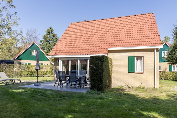 Vrijstaand vakantiehuis met sauna op bosrijk park in Noord-Brabant - thumbnail 1