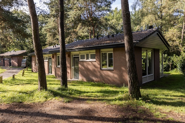 Vrijstaande bosbungalow op Parc Heihaas in Putten met open haard en hondvriendelijk terrein - thumbnail 1
