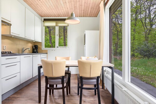 Vrijstaande bosbungalow op Parc Heihaas in Putten met open haard en hondvriendelijk terrein - thumbnail 6