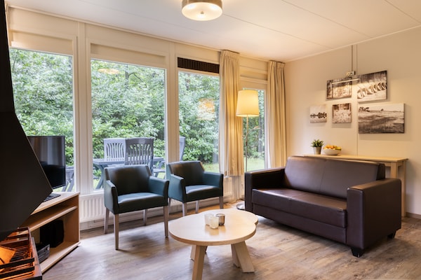 Vrijstaande boshut met haard op rustig vakantiepark bij Putten - thumbnail 3