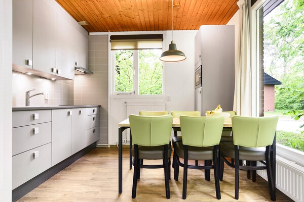 Vrijstaande bosbungalow in Putten voor 6 personen met haard en tuin - thumbnail 4