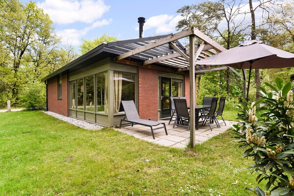 Vrijstaande bosbungalow met privésauna op de Veluwe bij Putten - thumbnail 1
