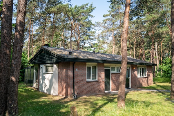 Vrijstaande bungalow voor 8 personen op bosrijk vakantiepark Parc Heihaas - thumbnail 1