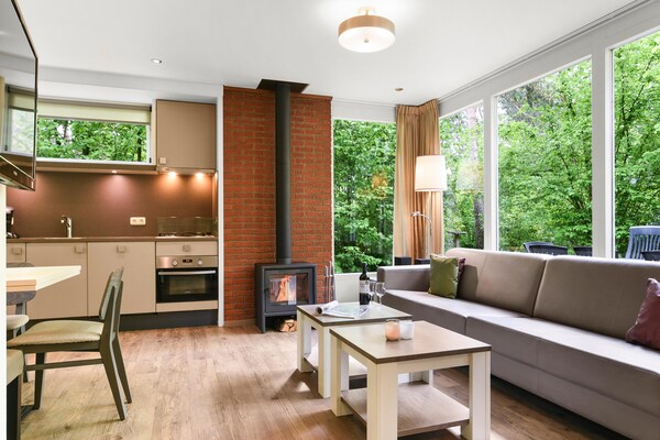 Vrijstaande bungalow met open haard op bosrijk vakantiepark Parc Heihaas - thumbnail 2