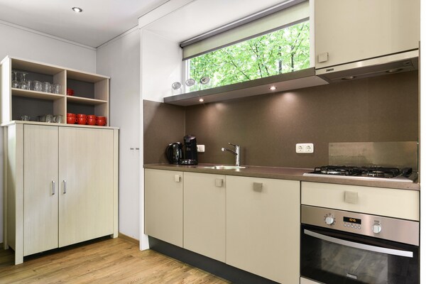 Vrijstaande bungalow met open haard op bosrijk vakantiepark Parc Heihaas - thumbnail 5