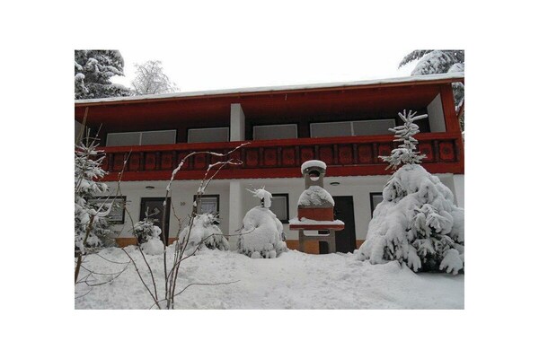 Rustiek vakantiehuis aan de bosrand met weids bergpanorama in Schnett - thumbnail 6