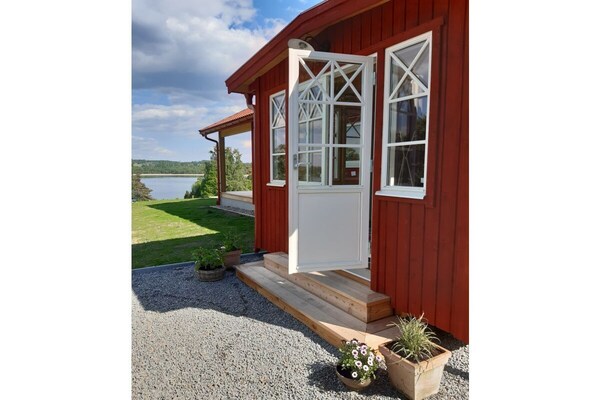 Traditioneel Zweeds huis aan het meer in Hjältevad voor 5 personen - thumbnail 1