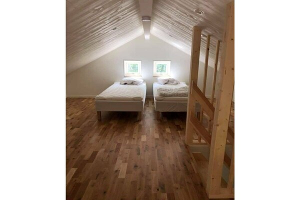 Traditioneel Zweeds huis aan het meer in Hjältevad voor 5 personen - thumbnail 5