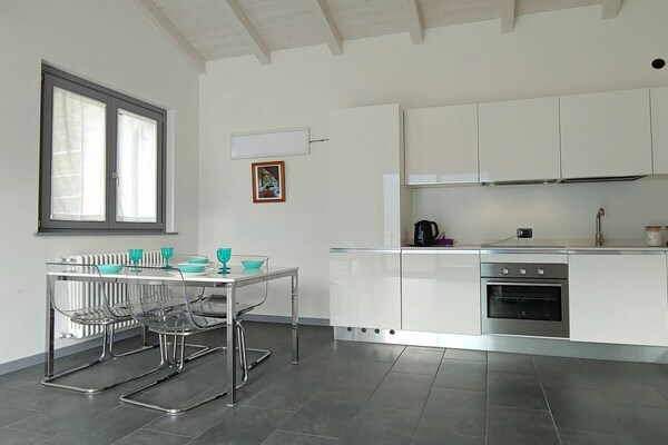 Modern appartement met zwembad en panoramisch uitzicht op het Comomeer - thumbnail 4
