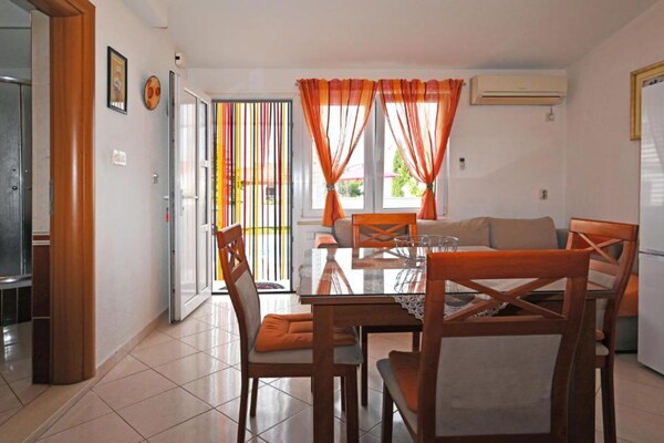 Appartement met terras en zwembadzicht op 50 m van strand in Slatine - thumbnail 2