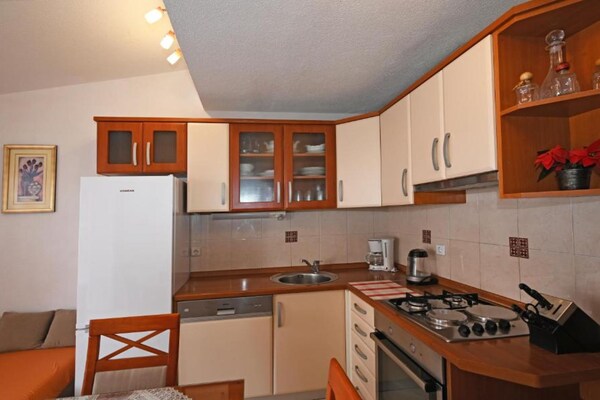 Appartement met terras en zwembadzicht op 50 m van strand in Slatine - thumbnail 4