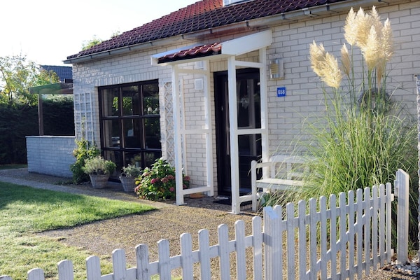 Vrijstaand vakantiehuis met open haard en grote tuin in De Cocksdorp - thumbnail 5