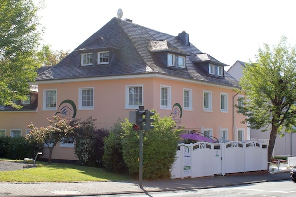 Gerennoveerd vakantiehuis met sauna in centrum Daun, Eifel - thumbnail 3