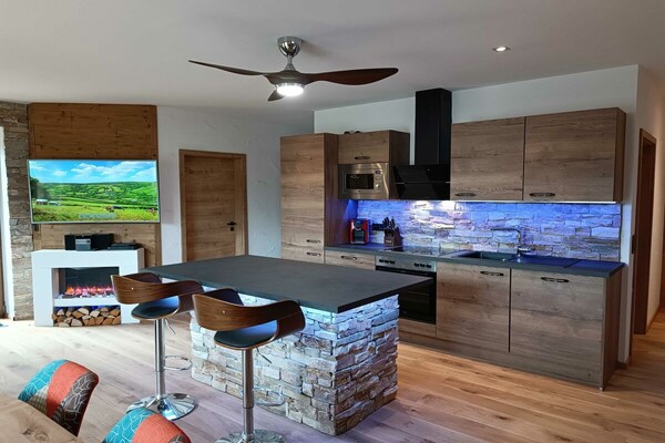 Luxe vakantiechalet met sauna en whirlpools bij het meer van Schalkenmehren - thumbnail 2