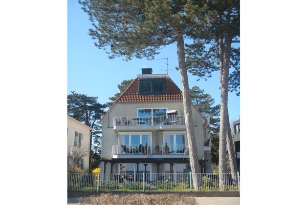 Licht appartement direct aan zee in Travemünde met terras en strandstoel - thumbnail 1