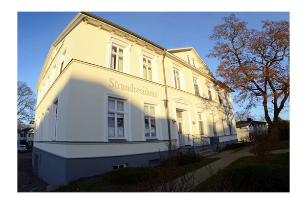 Exclusief appartement aan het Oostzeestrand in Glowe met panoramisch zeezicht - thumbnail 1