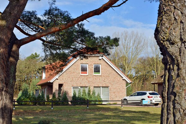 Luxe vakantiehuis aan de bosrand, 350m van het Oostzeestrand in Glowe - thumbnail 1