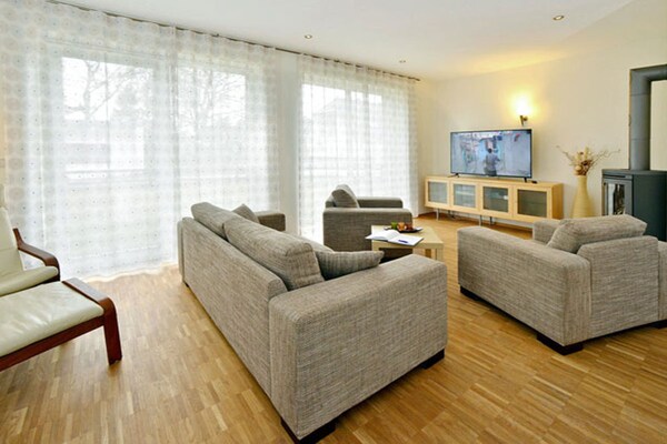 Luxe vakantiehuis aan de bosrand, 350m van het Oostzeestrand in Glowe - thumbnail 2