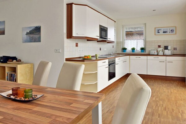 Luxe vakantiehuis aan de bosrand, 350m van het Oostzeestrand in Glowe - thumbnail 5