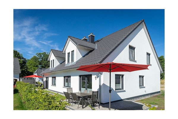 Stijlvol vakantiehuis met open haard op 550 meter van het strand in Breege - thumbnail 1