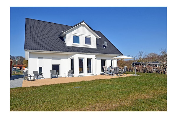 Luxe vakantiehuis Breege: 800m van strand, 3 slaapkamers, omheinde tuin - thumbnail 1