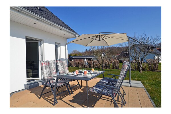 Luxe vakantiehuis Breege: 800m van strand, 3 slaapkamers, omheinde tuin - thumbnail 2