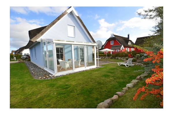 4-persoons vakantiehuis met rieten dak in Glowe - thumbnail 1
