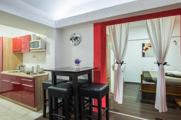 Sfeervol appartement in Rakovica met terras en uitzicht op het zwembad · 2 pers. - thumbnail 2