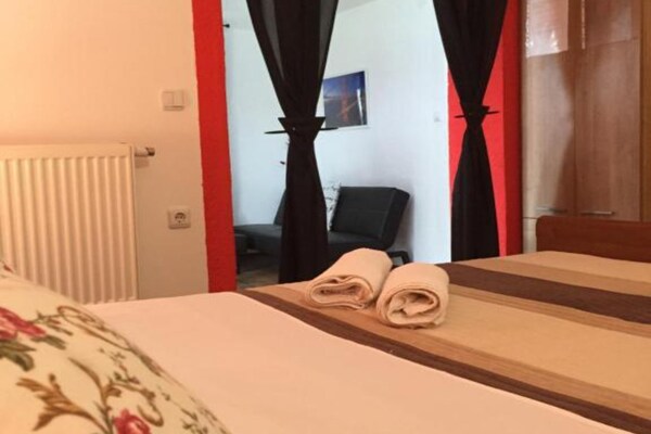 Sfeervol appartement in Rakovica met terras en uitzicht op het zwembad · 2 pers. - thumbnail 4