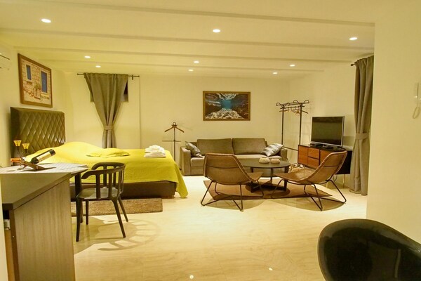 Design studio in het hart van Dubrovnik, vlak bij strand en oude stad - thumbnail 1