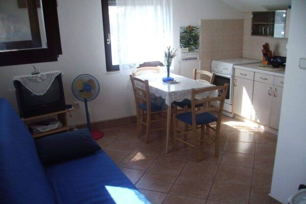 Appartement met zeezicht en terras op autovrij eiland Prvić Luka - thumbnail 1