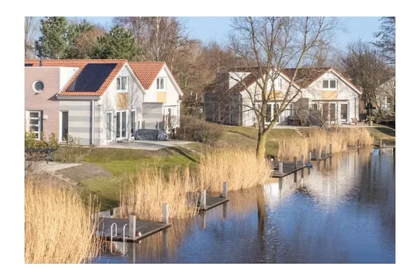 Sunhouse Makkum: Vakantiehuis aan het water met privésteiger - thumbnail 2