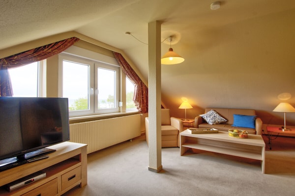 Vakantiehuis bij het zwembad met panoramisch zeezicht op Fehmarn - thumbnail 5