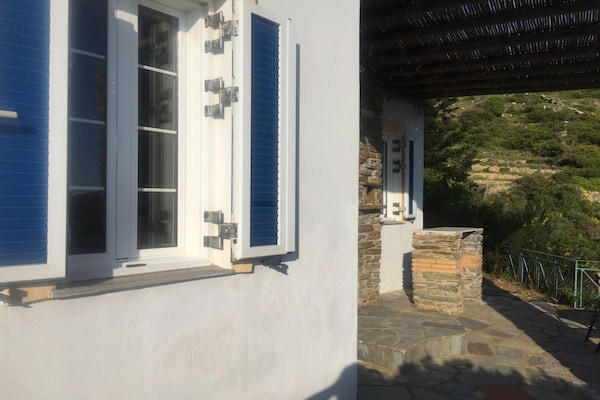 Geïsoleerd vakantiehuis op Andros met panoramisch zeezicht en strandnabijheid - thumbnail 2