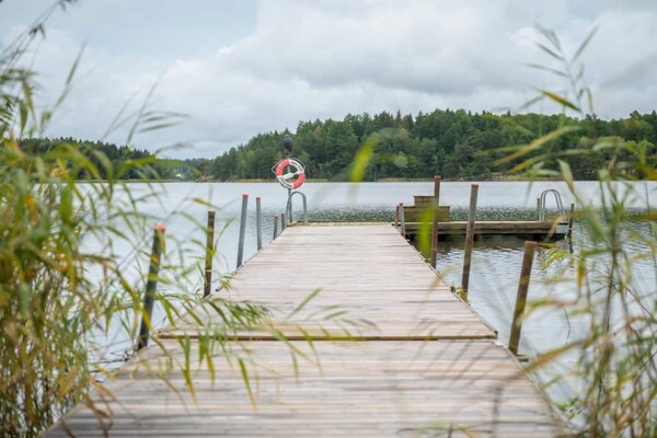 Knusse Zweedse hütte aan het Båven meer bij Sparreholm - thumbnail 5
