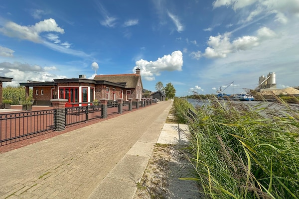 Authentiek Fries boshuis Oane's Huske aan rustig kanaal voor 10 personen - thumbnail 3