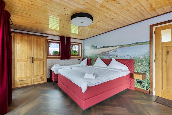It Simmerhuske: elegant vakantiehuis aan Fries kanaal met oplaadpunten - thumbnail 3