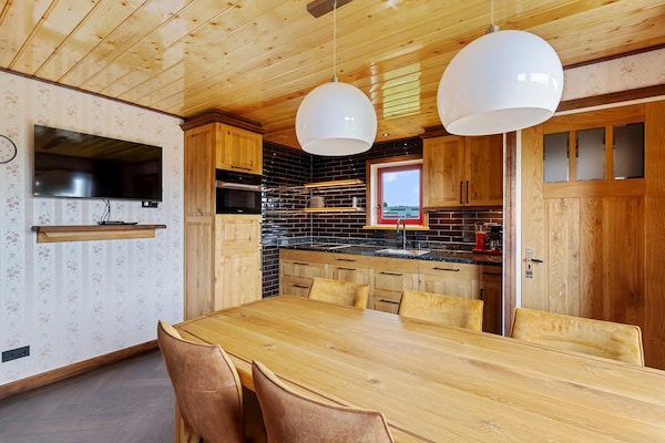 It Simmerhuske: elegant vakantiehuis aan Fries kanaal met oplaadpunten - thumbnail 4