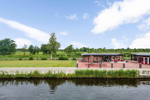 It Simmerhuske: elegant vakantiehuis aan Fries kanaal met oplaadpunten - thumbnail 1