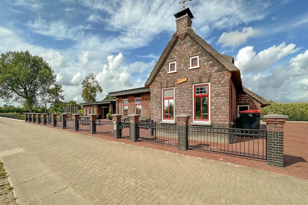 It Simmerhuske: elegant vakantiehuis aan Fries kanaal met oplaadpunten - thumbnail 2