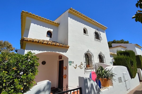 Ibiza-stijl vakantiehuis vlakbij strand Denia met zwembad - thumbnail 1
